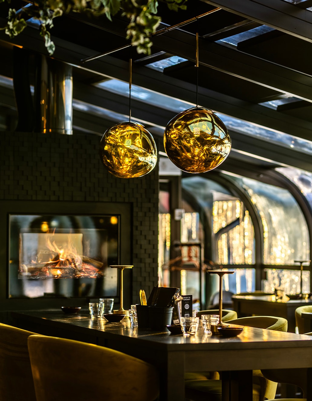 Restauranten på Strøm — peis og gullpendler